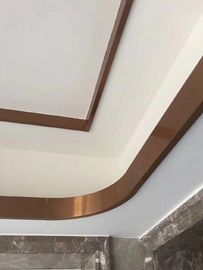 مرآة ذهبية وردية من الفولاذ المقاوم للصدأ على شكل حرف C للسقف، وملف معدني لتشذيب البلاط والجدران المزود